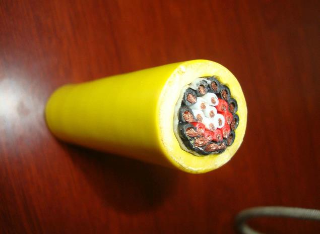 橡套電纜的使用可以應用于各種設備上性能良好和穩定.jpg 橡套電纜的使用可以應用于各種設備上性能良好和穩定.jpg